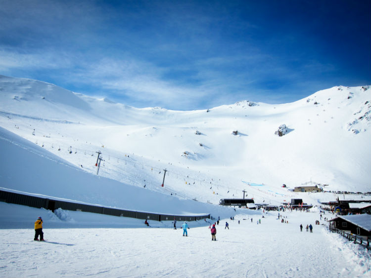 People skiing in the New Zealand mountains