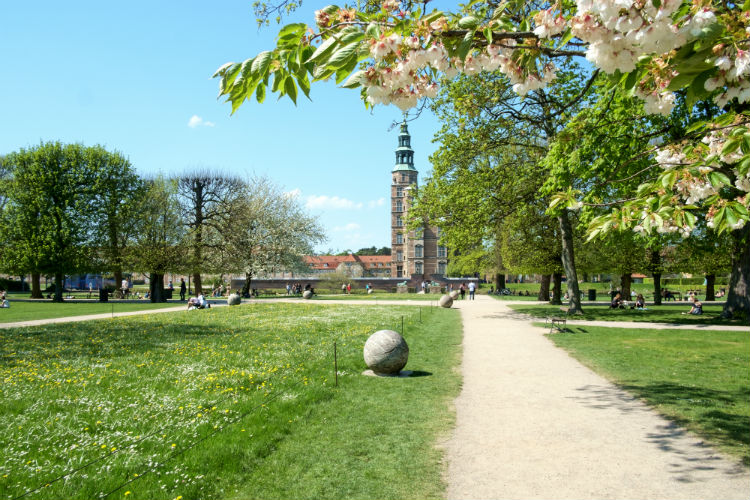 Rosenborg Garden with Castle.jpg